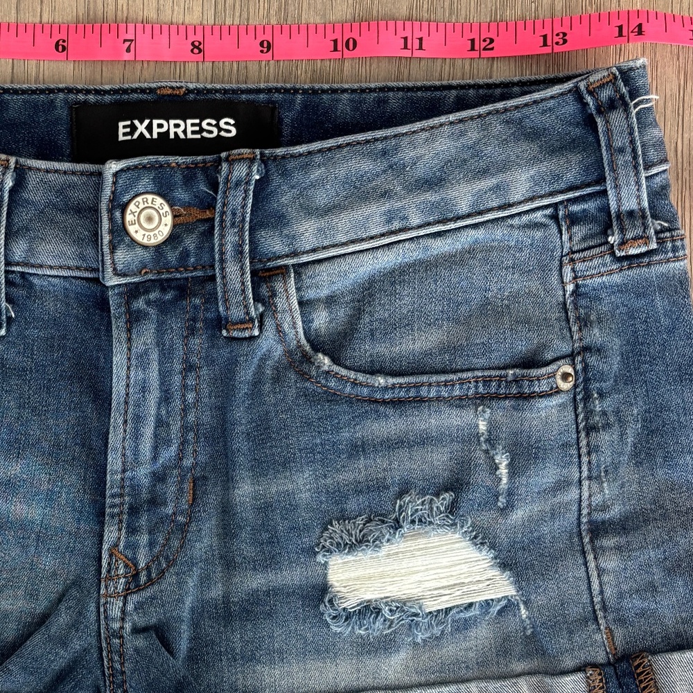 Express Shortie Relaxed Low Rise Shorts - Distressed Denim Size 00 - Picture 6 of 9